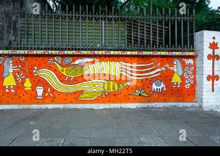 Der Universität von Dhaka Bildende Kunst (FFA) Student Farben ihres Instituts an der Wand kommenden Bengali Neues Jahr 1425 in Dhaka, Bangladesch zu feiern. Stockfoto