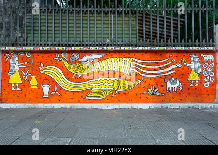 Der Universität von Dhaka Bildende Kunst (FFA) Student Farben ihres Instituts an der Wand kommenden Bengali Neues Jahr 1425 in Dhaka, Bangladesch zu feiern. Stockfoto