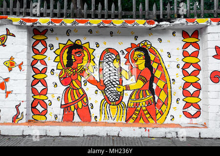 Der Universität von Dhaka Bildende Kunst (FFA) Student Farben ihres Instituts an der Wand kommenden Bengali Neues Jahr 1425 in Dhaka, Bangladesch zu feiern. Stockfoto