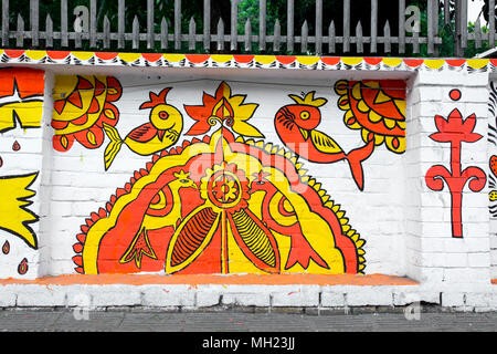 Der Universität von Dhaka Bildende Kunst (FFA) Student Farben ihres Instituts an der Wand kommenden Bengali Neues Jahr 1425 in Dhaka, Bangladesch zu feiern. Stockfoto