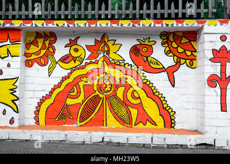 Der Universität von Dhaka Bildende Kunst (FFA) Student Farben ihres Instituts an der Wand kommenden Bengali Neues Jahr 1425 in Dhaka, Bangladesch zu feiern. Stockfoto