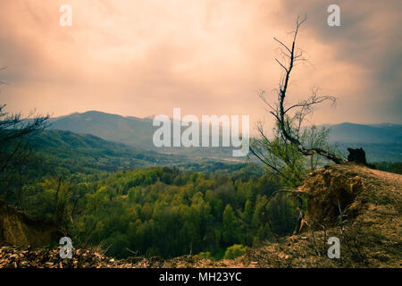 Friedliche Landschaft durch das Tal und auf den Bergen irgendwo in den Karpaten. Stockfoto