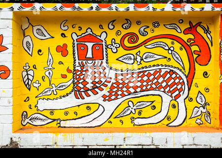 Der Universität von Dhaka Bildende Kunst (FFA) Student Farben ihres Instituts an der Wand kommenden Bengali Neues Jahr 1425 in Dhaka, Bangladesch zu feiern. Stockfoto