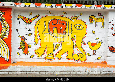 Der Universität von Dhaka Bildende Kunst (FFA) Student Farben ihres Instituts an der Wand kommenden Bengali Neues Jahr 1425 in Dhaka, Bangladesch zu feiern. Stockfoto