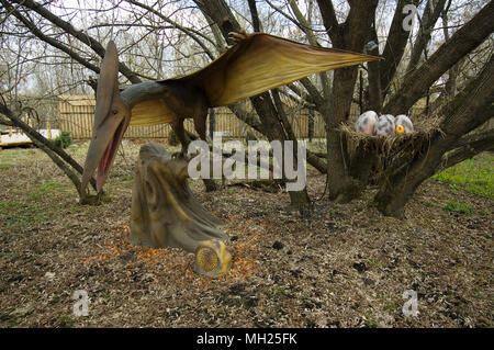 Pterodactyl in der Nähe des Nest mit Eiern in der Dinosaur Park, Moskau, Russland Stockfoto