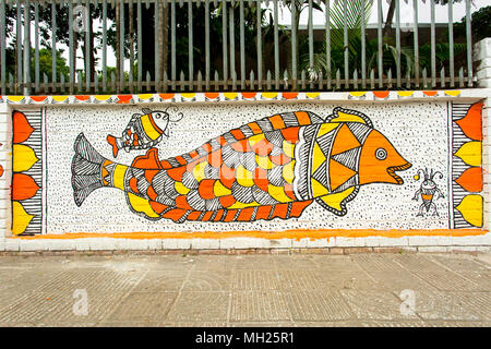 Der Universität von Dhaka Bildende Kunst (FFA) Student Farben ihres Instituts an der Wand kommenden Bengali Neues Jahr 1425 in Dhaka, Bangladesch zu feiern. Stockfoto
