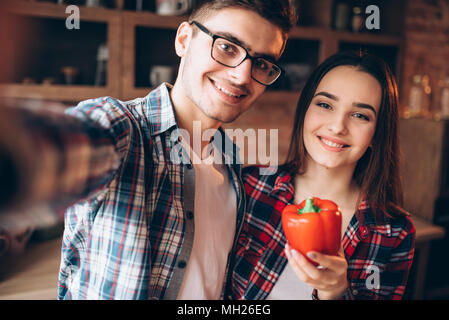 Lächelnd Liebe Paar bildet selfie auf der Küche Stockfoto