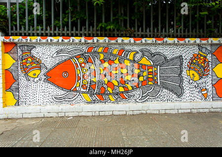 Der Universität von Dhaka Bildende Kunst (FFA) Student Farben ihres Instituts an der Wand kommenden Bengali Neues Jahr 1425 in Dhaka, Bangladesch zu feiern. Stockfoto