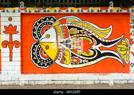 Der Universität von Dhaka Bildende Kunst (FFA) Student Farben ihres Instituts an der Wand kommenden Bengali Neues Jahr 1425 in Dhaka, Bangladesch zu feiern. Stockfoto