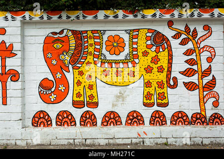 Der Universität von Dhaka Bildende Kunst (FFA) Student Farben ihres Instituts an der Wand kommenden Bengali Neues Jahr 1425 in Dhaka, Bangladesch zu feiern. Stockfoto