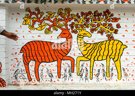 Der Universität von Dhaka Bildende Kunst (FFA) Student Farben ihres Instituts an der Wand kommenden Bengali Neues Jahr 1425 in Dhaka, Bangladesch zu feiern. Stockfoto