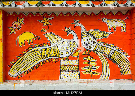 Der Universität von Dhaka Bildende Kunst (FFA) Student Farben ihres Instituts an der Wand kommenden Bengali Neues Jahr 1425 in Dhaka, Bangladesch zu feiern. Stockfoto