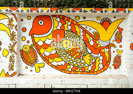 Der Universität von Dhaka Bildende Kunst (FFA) Student Farben ihres Instituts an der Wand kommenden Bengali Neues Jahr 1425 in Dhaka, Bangladesch zu feiern. Stockfoto