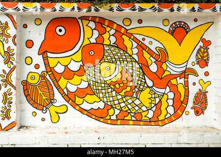 Der Universität von Dhaka Bildende Kunst (FFA) Student Farben ihres Instituts an der Wand kommenden Bengali Neues Jahr 1425 in Dhaka, Bangladesch zu feiern. Stockfoto