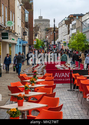 Der Blick Peascod Street in Richtung Schloss Windsor in Windsor, Großbritannien Stockfoto