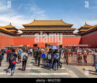 Die Verbotene Stadt, Beijing, China - Massen von Touristen am südlichen Tor, das ist der einzige Eingang zur Verbotenen Stadt sammeln. Stockfoto
