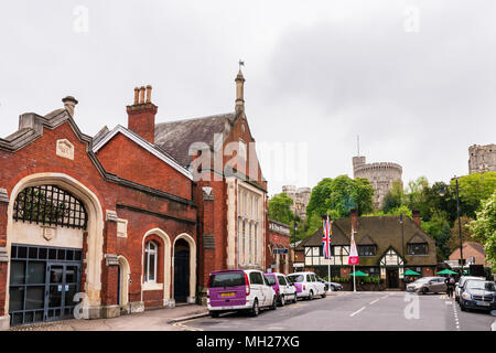 Schloss Windsor ab Windsor und Eton Riverside Bahnhof gesehen Stockfoto