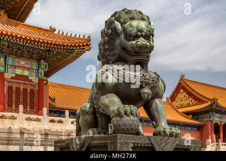 Bronze Lion bewachen das Tor der Höchsten Harmonie. Der einen Pfote ruht auf einem Globus symbolisiert imperialen Macht über die Welt. Die Verbotene Stadt, Beijing. Stockfoto