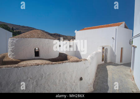 Eine typische Straße in Lindos, Rhodos, Griechenland Stockfoto