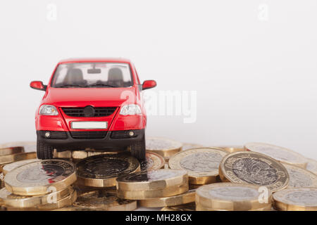 Rotes Auto auf Geld mit Copyspace Stockfoto