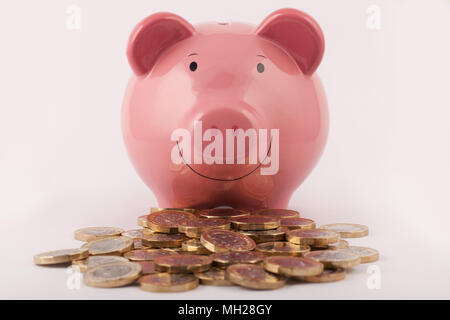 Piggy band und einen Haufen neue (Post 2016) Pound Münzen Stockfoto