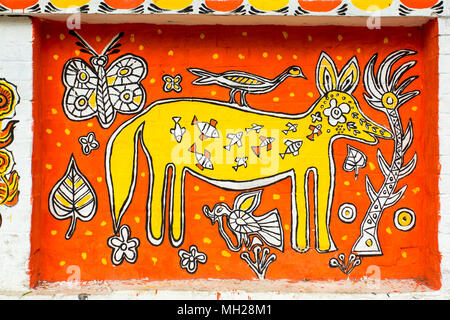 Der Universität von Dhaka Bildende Kunst (FFA) Student Farben ihres Instituts an der Wand kommenden Bengali Neues Jahr 1425 in Dhaka, Bangladesch zu feiern. Stockfoto