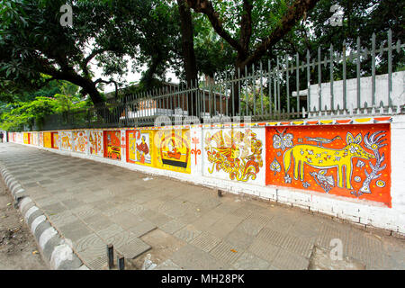 Der Universität von Dhaka Bildende Kunst (FFA) Student Farben ihres Instituts an der Wand kommenden Bengali Neues Jahr 1425 in Dhaka, Bangladesch zu feiern. Stockfoto