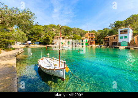 Typische Fischerboot Verankerung in der wunderschönen Bucht von Cala Figuera, Mallorca, Spanien Stockfoto