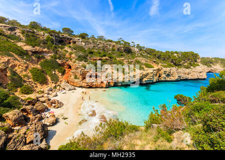 Nicht identifizierte Personen spielen am Strand, Cala des Moro, Insel Mallorca, Spanien Stockfoto