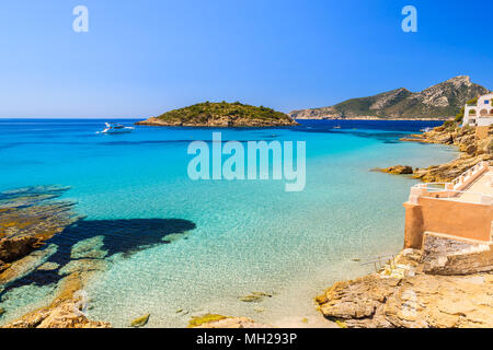 Schöner Strand und Meer in Sant Elm Village, Insel Mallorca, Spanien Stockfoto