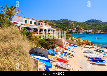 Fischerboote am Ufer vor der Küste Restaurant in Sant Elm Village, Insel Mallorca, Spanien Stockfoto