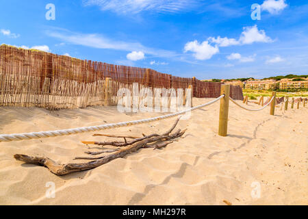 Sanddüne und wind Zaun am Strand Cala Mesquida, Mallorca, Spanien Stockfoto