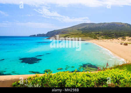 Der Sandstrand von Cala Mesquida Bucht mit Strand, Insel Mallorca, Spanien Stockfoto