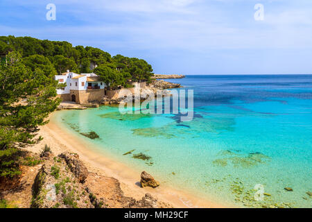 Blick auf den wunderschönen Cala Gat Bucht mit Strand, Insel Mallorca, Spanien Stockfoto