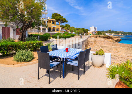 Tisch im Restaurant am Meer in einem kleinen Dorf in der Nähe von Cala Ratjada, Mallorca, Spanien Stockfoto