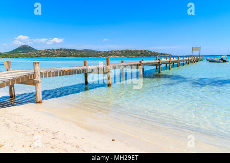 Holzsteg am Strand von Santa Giulia, Insel Korsika, Frankreich Stockfoto