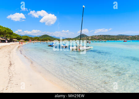 Katamaran am Strand von Santa Giulia, Insel Korsika, Frankreich Stockfoto