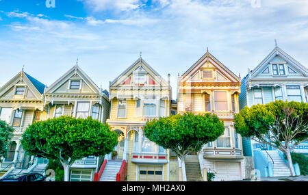 Am späten Nachmittag Sonne leuchtet eine Reihe von bunten Viktorianischen Häusern als Painted Ladies gegenüber von Alamo Square bekannt. Zwischen 1892 und 1896 gebaut, diese Ho Stockfoto