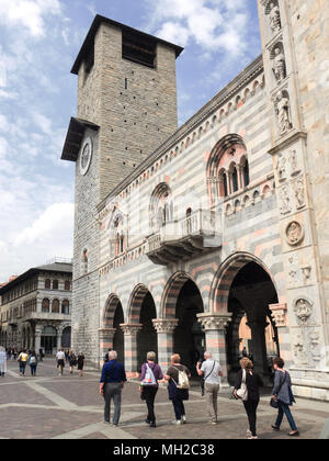 Touristen schlendern in Como im Stadtzentrum in der Nähe des Duomo. Lombardei, Italien Stockfoto