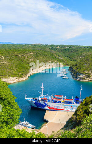 Korsika, Frankreich - 23.Juni, 2015: Fähre Schiff in Bonifacio Hafen warten auf seiner täglichen Fahrt nach Santa Teresa - Anschluss an benachbarte Insel Sardinien Stockfoto