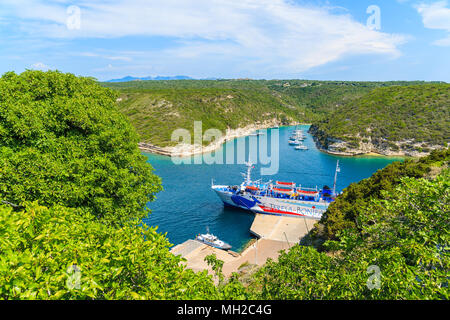 Korsika, Frankreich - 23.Juni, 2015: Fähre Schiff in Bonifacio Hafen warten auf seiner täglichen Fahrt nach Santa Teresa - Anschluss an benachbarte Insel Sardinien Stockfoto