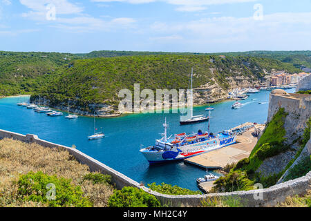 Korsika, Frankreich - 23.Juni, 2015: Fähre Schiff in Bonifacio Hafen warten auf seiner täglichen Fahrt nach Santa Teresa - Anschluss an benachbarte Insel Sardinien Stockfoto