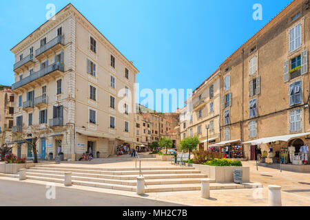 BONIFACIO HAFEN, Insel Korsika - May 23, 2015: Häuser auf der Straße von Bonifacio Hafen an sonnigen Sommertagen, Diese französische Insel ist beliebt Urlaub destinat Stockfoto