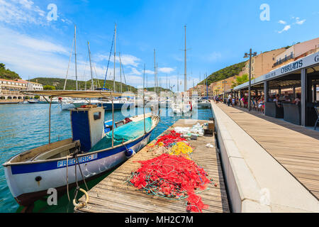 BONIFACIO HAFEN, Insel Korsika - May 23, 2015: Angeln boot Verankerung in Bonifacio Hafen an sonnigen Sommertagen, Diese französische Insel ist beliebt Urlaub des Stockfoto