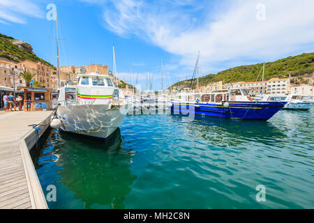 BONIFACIO HAFEN, Insel Korsika - May 23, 2015: Boote ankern in Bonifacio Hafen an sonnigen Sommertagen, Diese französische Insel ist beliebt Urlaub destinatio Stockfoto