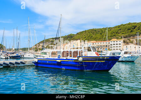 BONIFACIO HAFEN, Insel Korsika - May 23, 2015: Boote ankern in Bonifacio Hafen an sonnigen Sommertagen, Diese französische Insel ist beliebt Urlaub destinatio Stockfoto