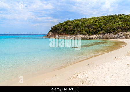 Azurblaue kristallklare Wasser des Petit Sperone Strand, Insel Korsika, Frankreich Stockfoto