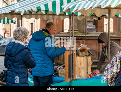 Menschen kaufen bei Outdoor Marktstand, Haddington Farmers Market, Place d'Aubigny, Court Street, East Lothian, Großbritannien Stockfoto