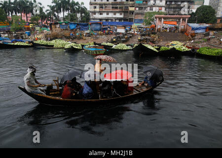 Dhaka, Bangladesch. Bangladeshi Pendler fahren kleine Holz- Boot über die Buringanga Fluss während der schweren Regenfälle in Dhaka, Bangladesch am 29. April 2018. Mindestens 15 Personen wurden während der Blitz und Gewitter getötet und stören das Leben in der Hauptstadt, wo schwere Regen viele Straßen überflutet. © REHMAN Asad/Alamy Stock Foto Stockfoto