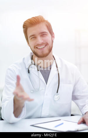 Closeup. gutaussehenden Arzt im weißen Kittel seine Hand bietet Stockfoto